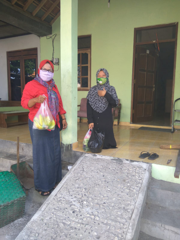 bantuan bahan masak untuk keluarga yang isoman di RT 01 RW 11 Gempol